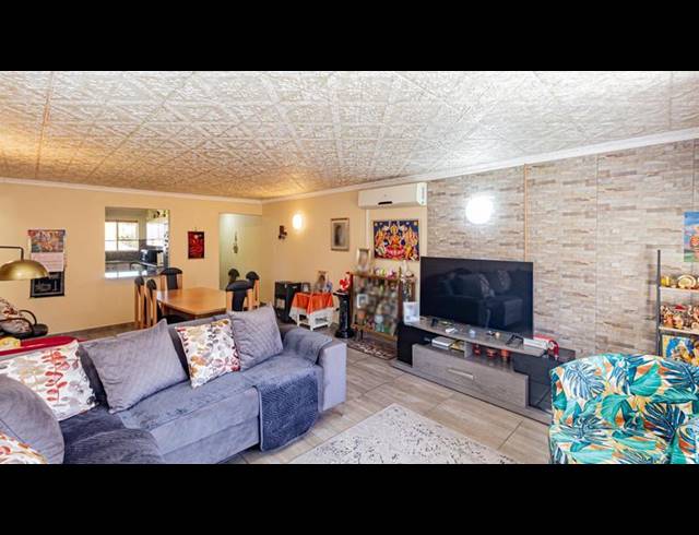 2 BEDROOM TOWNHOUSE FOR SALE IN NORTHCLIFF